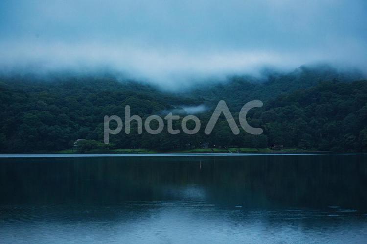 霧のかかる山 web,素材,バックグラウンドの写真素材