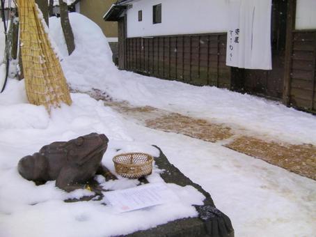 雪に埋もれる石像 雪に埋もれる石像の写真