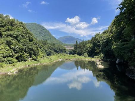 山あいの湖の色 山あいの湖の色の写真