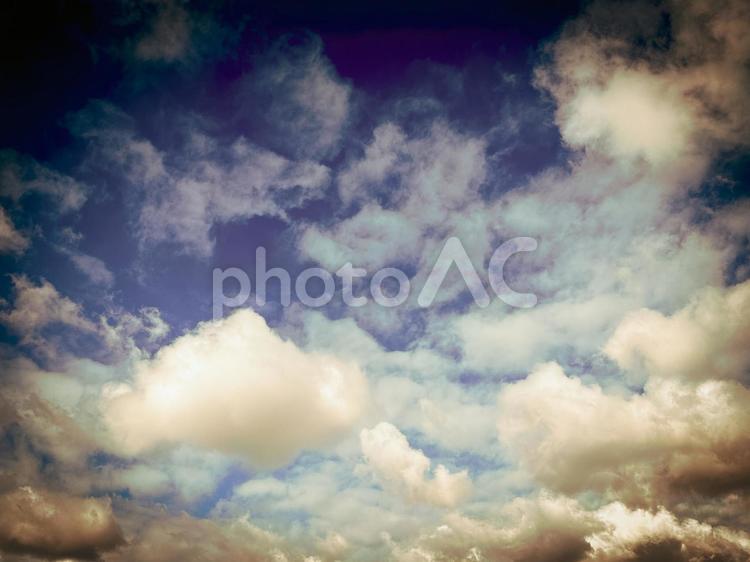 古い本に載ってそうな空 曇り,空,コントラストの写真素材