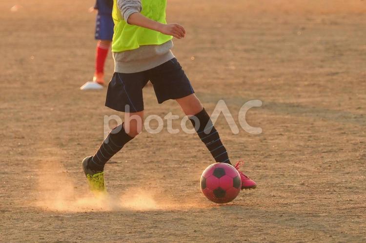 サッカーの練習をする子供 サッカー,フットボール,スポーツの写真素材