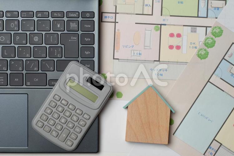 ノートPCと間取り図で住まい探し 間取り図,ノートpc,物件探しの写真素材