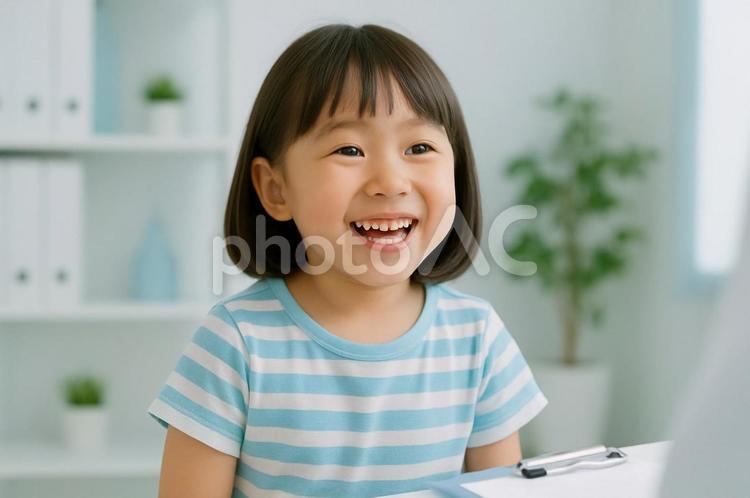 笑顔で診察を受ける子ども 子ども,子供,医療の写真素材