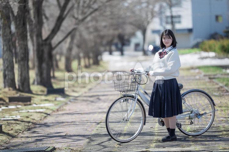 自転車と女学生 女子高生,卒業式,始業式の写真素材
