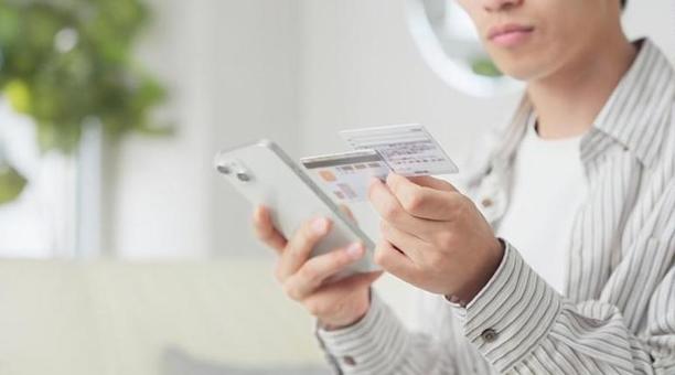 マイナ保険証を設定するアジア人男性 男性,マイナ保険証,マイナンバーカードの写真素材