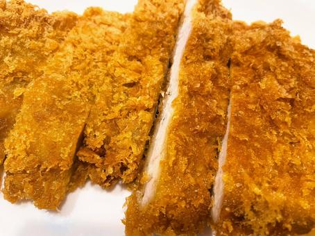 大きいロースとんかつをカットしました1 大きいロースとんかつをカットしました1 とんかつ,カット,切ったの写真素材