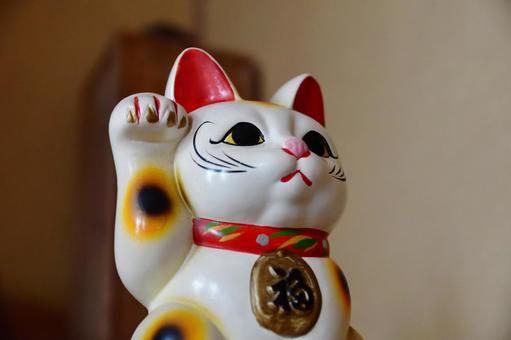 右手を上げた招き猫 右手を上げた招き猫の写真