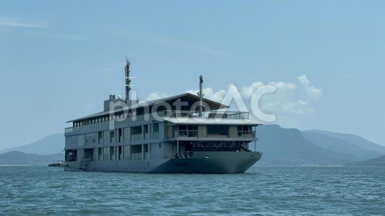 海に浮かぶ船２ 船,客船,瀬戸内海の写真素材