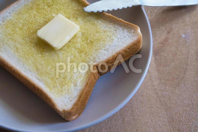 食パンにバターをのせて 食パン,バター,溶けるの写真素材
