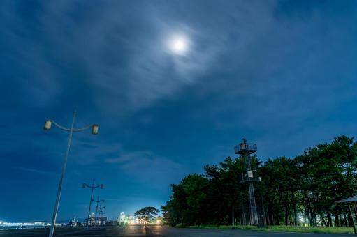 月に照らされる宮崎ポートパーク 月,月明かり,夜景の写真素材