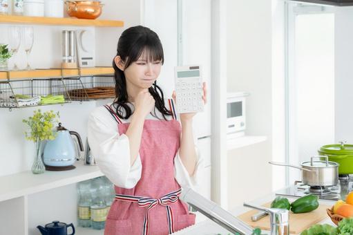 キッチンで料理を作るミドルの女性 料理,女性,ミドルの写真素材
