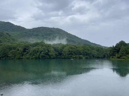 雲間の湖 雲間の湖の写真