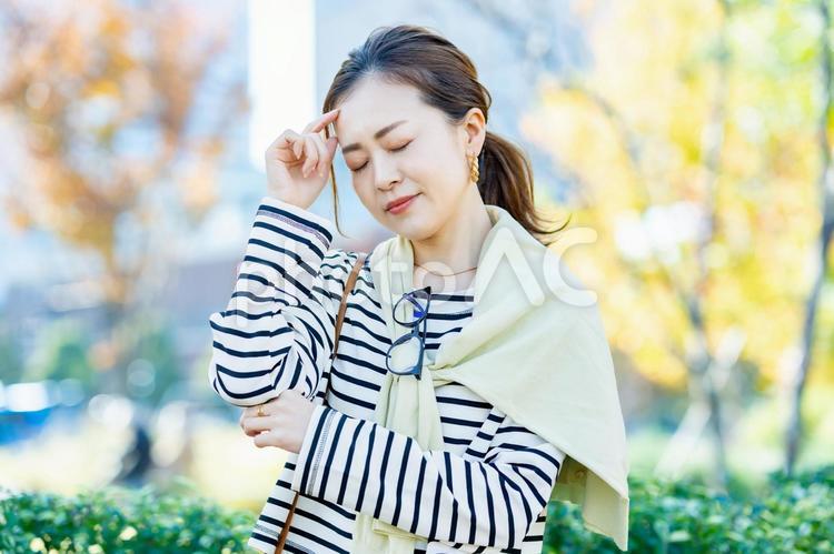 頭の痛みを気にする女性  女性,ストレス,体調不良の写真素材