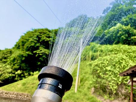 散水ノズルで水まきするイメージ 散水ノズルで水まきするイメージ 散水,ホース,散水ノズルの写真素材