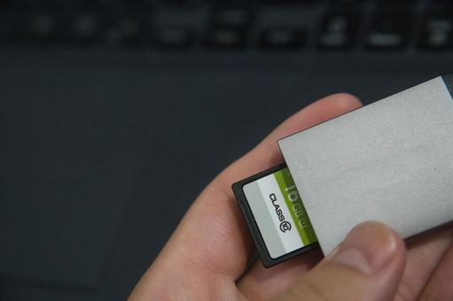 手のひらに乗せたSDカードリーダー 手のひらに乗せたSDカードリーダー sdカード,sdカードリーダー,メモリーカードの写真素材