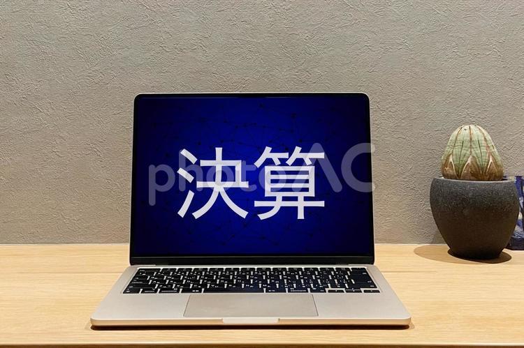 ノートパソコンに「決算」の文字 パソコン,スマホ,決算の写真素材