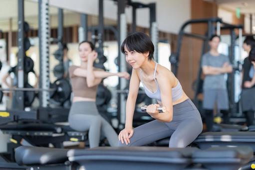 スポーツジムでトレーニングをする若い男女 スポーツジム,フィットネス,ダイエットの写真素材