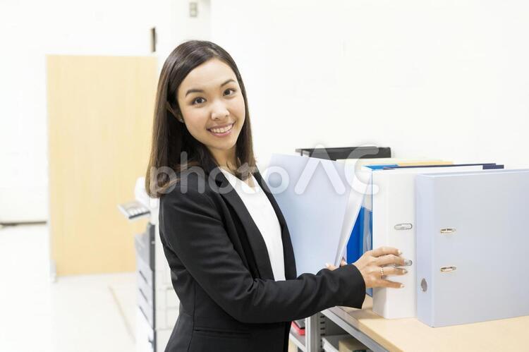 ファイルをとる女性 オフィス,女性,職場の写真素材