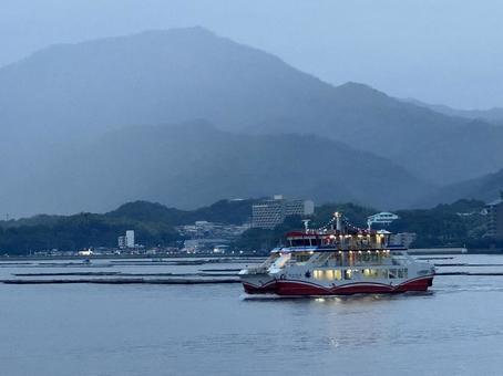 夕暮れの宮島フェリー 夕暮れの宮島フェリー フェリー,船,海の写真素材