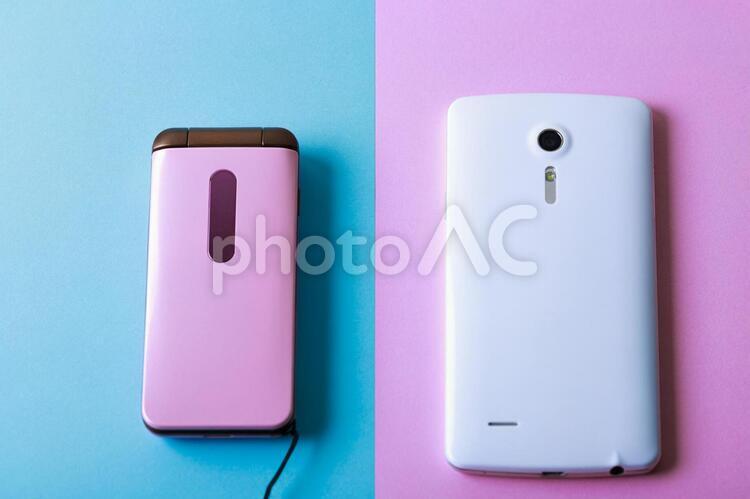 折りたたみ式携帯電話とスマートフォン スマホ,スマートフォン,スマートホンの写真素材