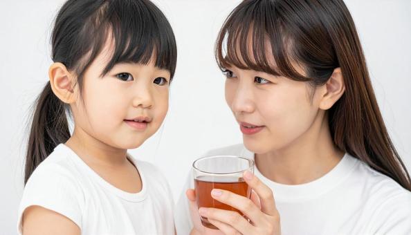 日本人のお母さんと子供 お茶を飲む親子 日本人のお母さんと子供 お茶を飲む親子の写真