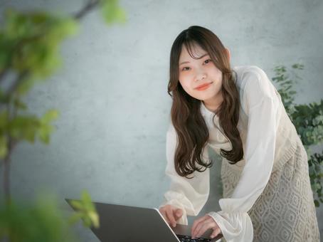 24：パソコンを見る女性 女性,女の子,人物の写真素材