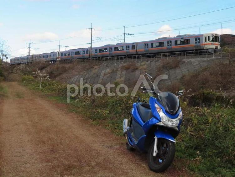 中央西線の211系5000番代とPCX 電車,鉄道,バイクの写真素材