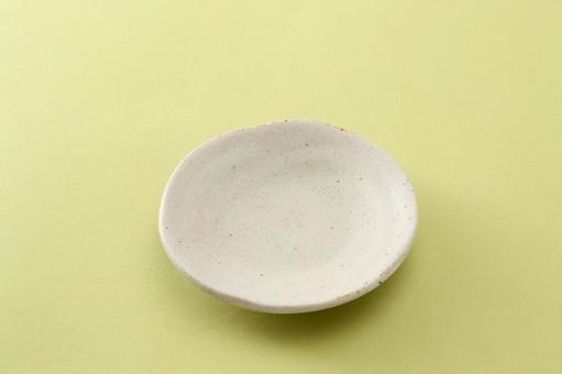 小皿_緑背景の写真