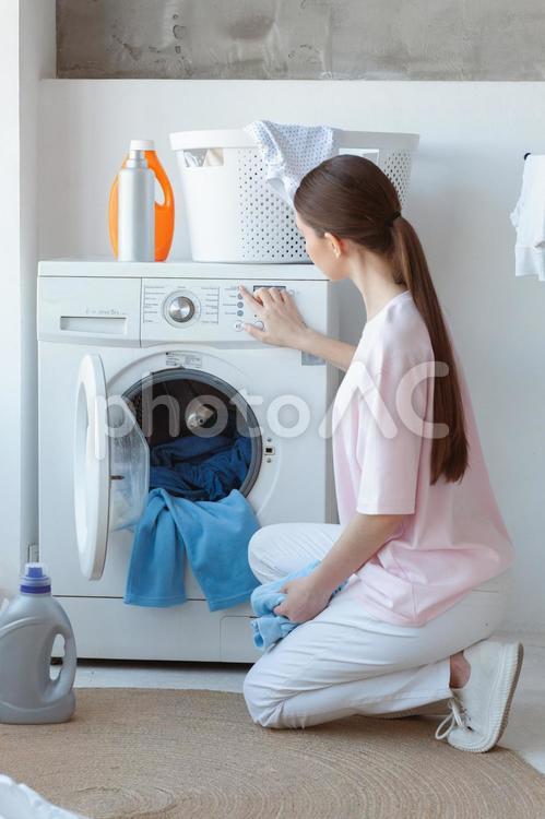 洗濯をする女性の後ろ姿 女性,人物,洗濯物の写真素材