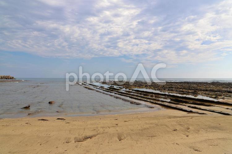 青島の海岸　雲の多い空 海,海岸,岩の写真素材