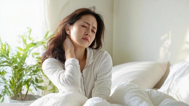首を寝違えた女性 首を寝違えた女性の写真