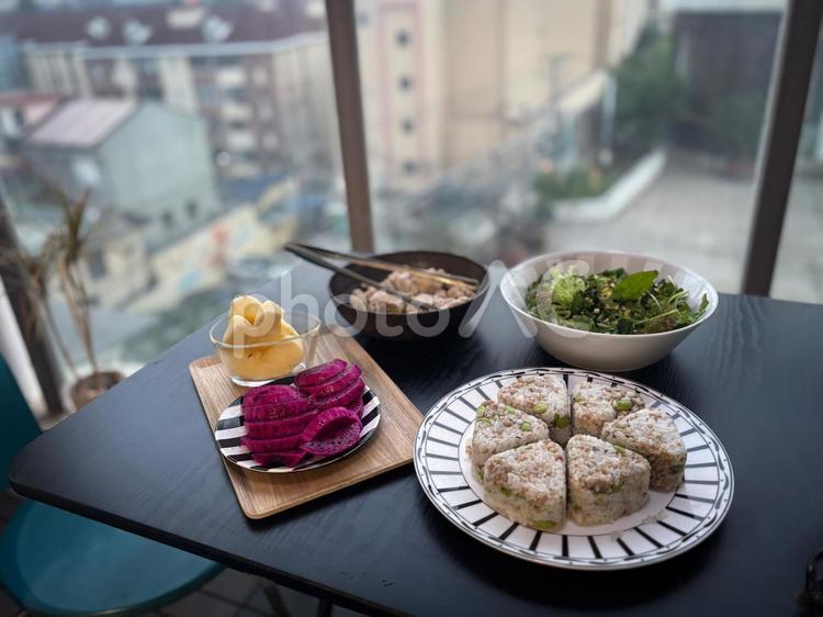 バルコニーで楽しむフルーツたくさんの食卓 ドラゴンフルーツ,ピタヤ,フルーツの写真素材