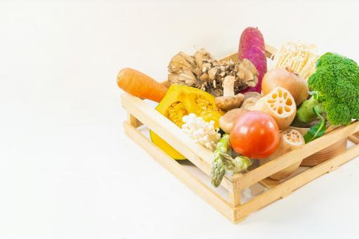木箱に盛られた野菜 野菜,カボチャ,トマトの写真素材