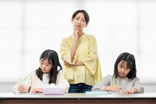 勉強を教える女性 勉強を教える女性 宿題,勉強,家庭教師の写真素材