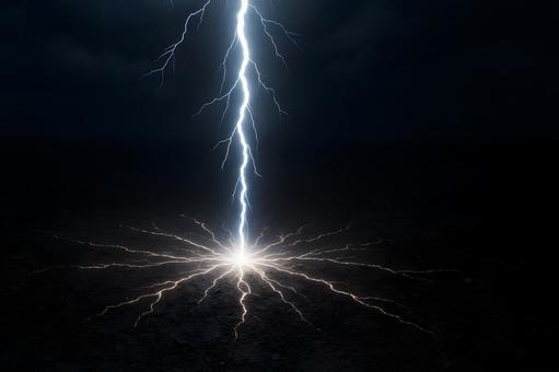 地面へ走る落雷放電 地面へ走る落雷放電の写真