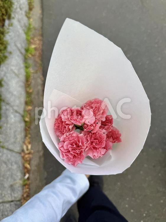 花束を持ち帰る日 花束,カーネーション,花の写真素材