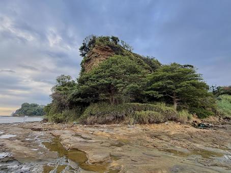 山口県彦島 竹ノ子島の磯辺 山口県彦島 竹ノ子島の磯辺 曇り,夕方,地質学的景観の写真素材