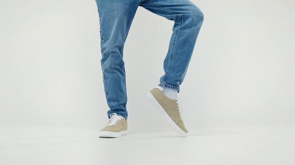 足を開き左のつま先を立てる人の足 足を開き左のつま先を立てる人の足の写真