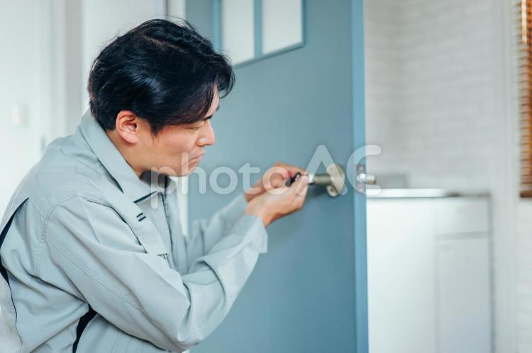 鍵の工事をする男性 鍵屋,鍵,カギの写真素材