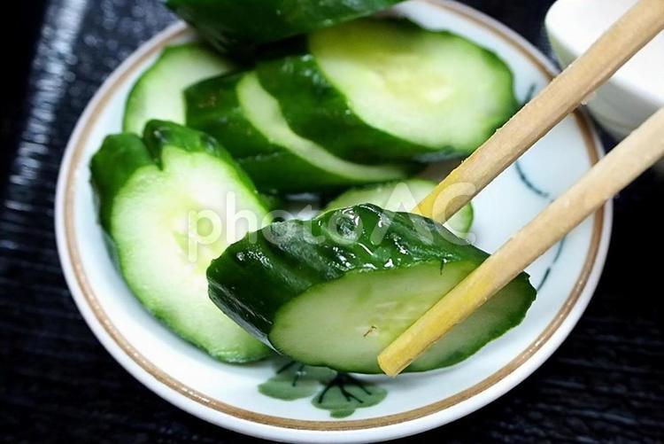 きゅうりの漬物（食べるシーン） キュウリ,漬物,お新香の写真素材
