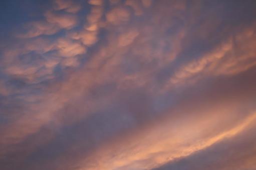 茜色の雲と青空の夕空 茜色の雲と青空の夕空の写真