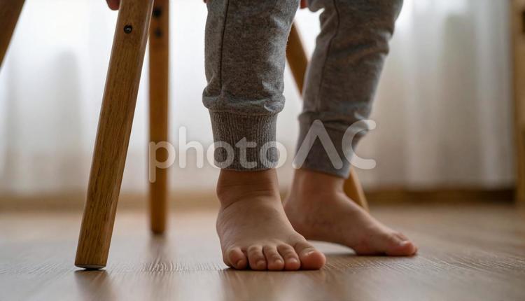 イスにつかまり立ちする男の子 つかまり立ち,赤ちゃん,椅子の写真素材