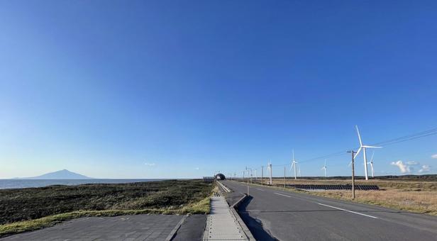 利尻島・オトンルイ風力発電所・シェルター 利尻島・オトンルイ風力発電所・シェルター オロロンライン,オトンルイ,風力発電所の写真素材