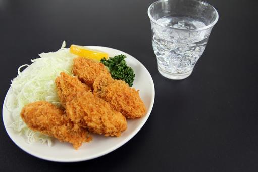 カキフライと水の食事 カキフライと水の食事の写真