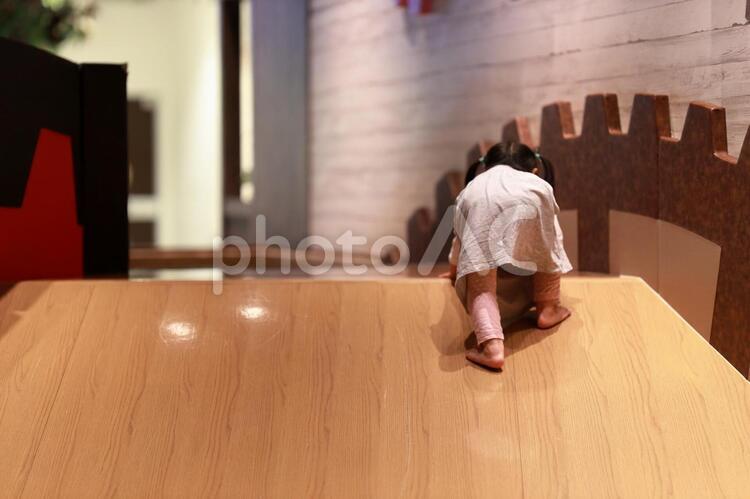 滑り台を上る女の子　キッズコーナー1 キッズコーナー,滑り台,子供の写真素材