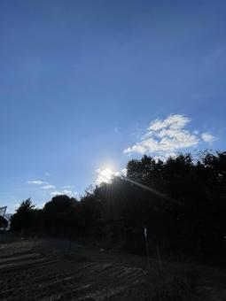 田舎の午後 夕方,シルエット,冬空の写真素材