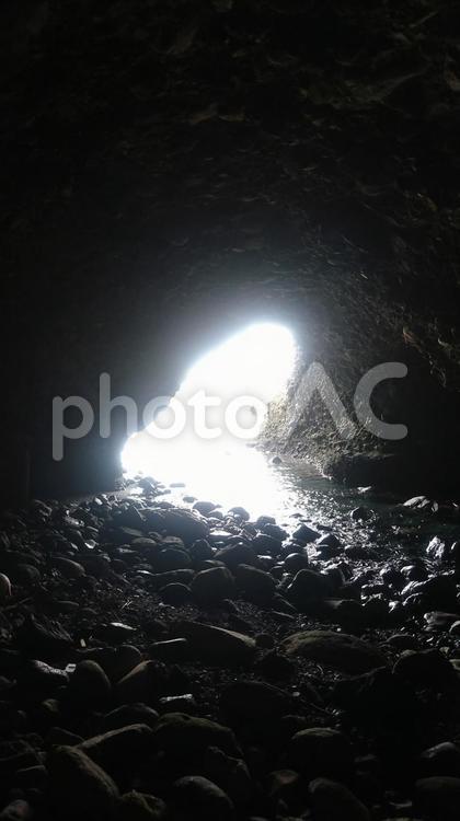 自然が生み出す光と影（海岸洞窟） 洞窟,海岸,暗闇の写真素材
