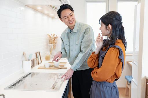 キッチンを見る業者 キッチンを見る業者 住居,キッチン,メンテナンスの写真素材