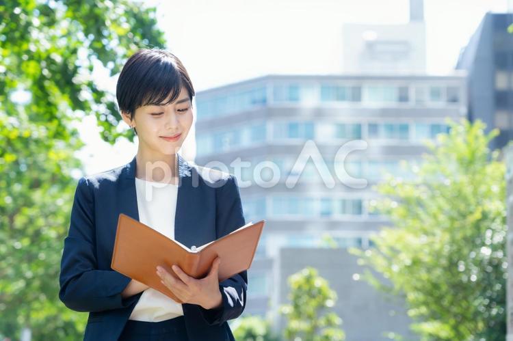 オフィス街で働く若いビジネスウーマン ビジネス,女性,ビジネスウーマンの写真素材