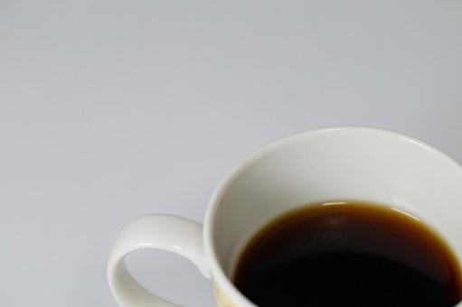 白いマグカップに入った温かいコーヒー コーヒー,マグカップ,白の写真素材